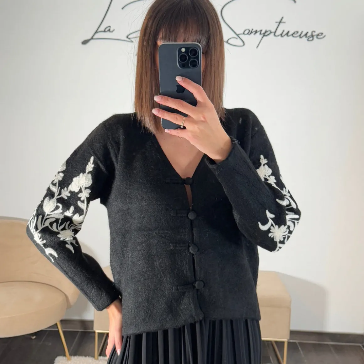gilet_noir_fleur_blanche__4.webp GILET NOIR FLEUR BLANCHE ANGEL