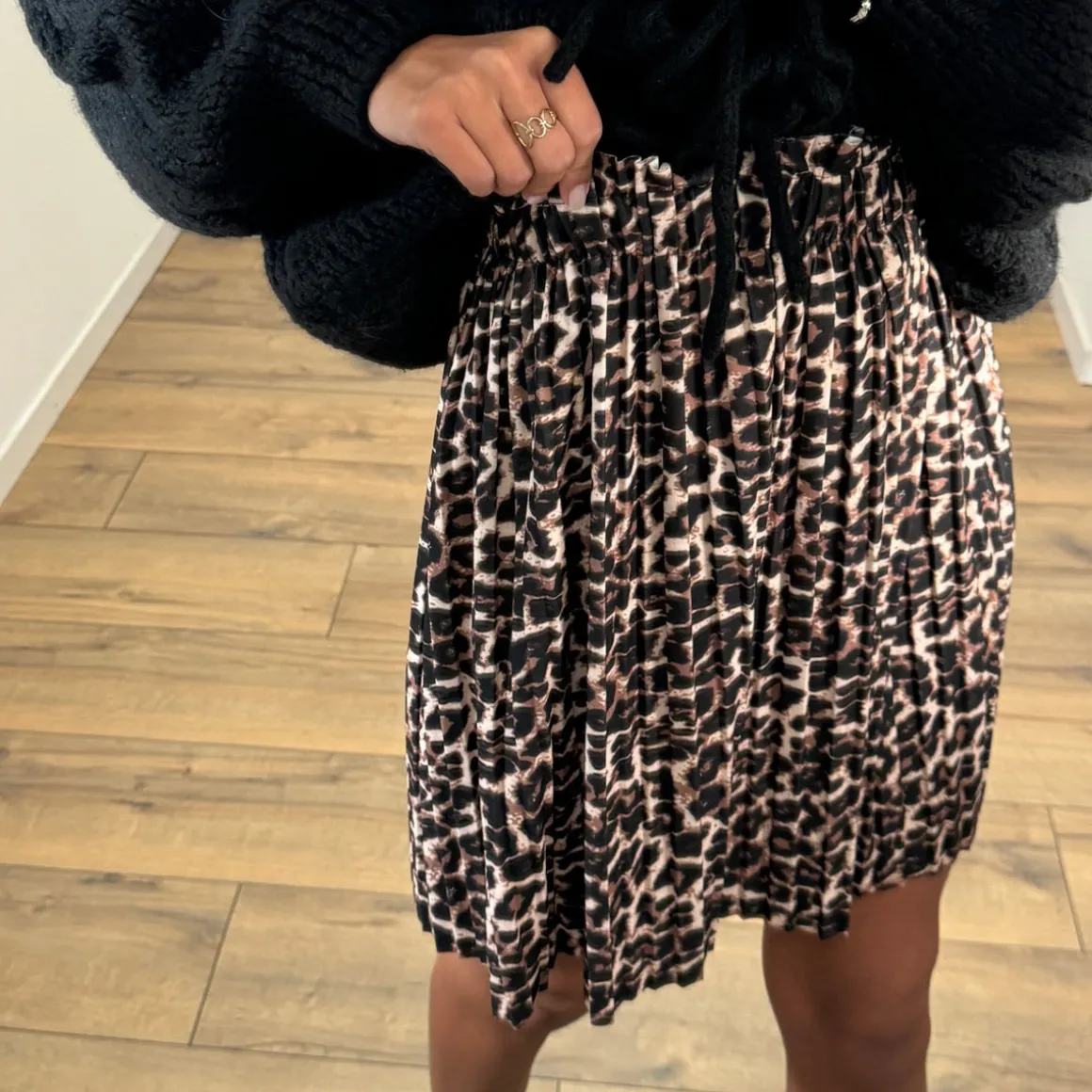 jupe_courte_leopard_colin_2.webp JUPE COURTE LEOPARD COLINE
