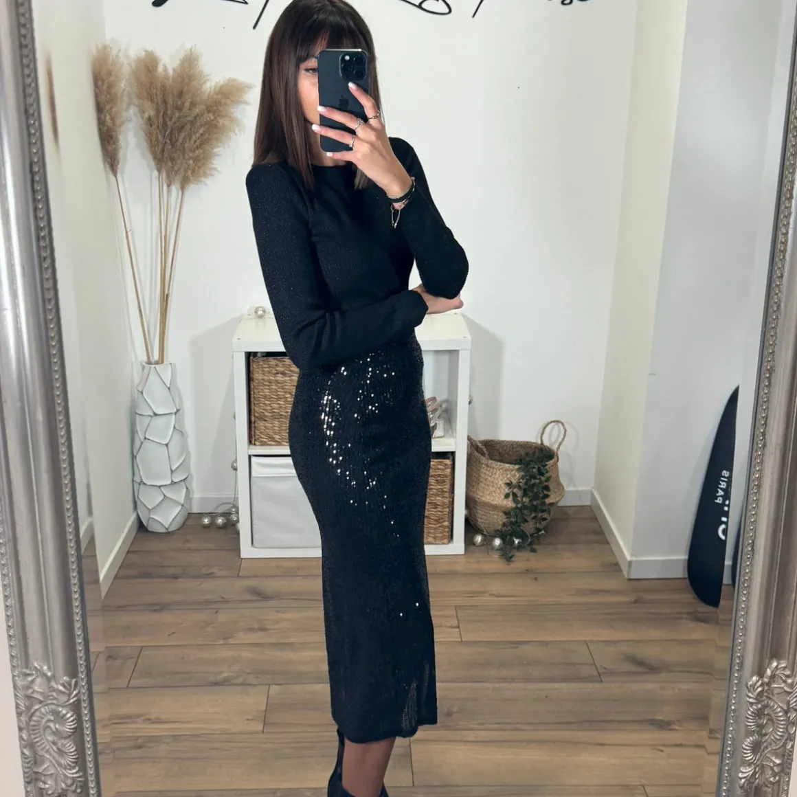 jupe_noire_sequins_lara_2.webp JUPE NOIRE SEQUINS LARA