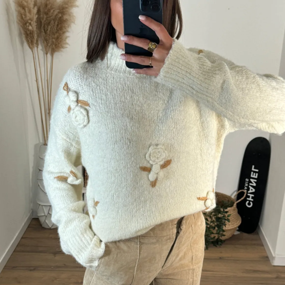 pull_beige_fleurs_cosia_2.webp PULL BEIGE FLEURS COSIA