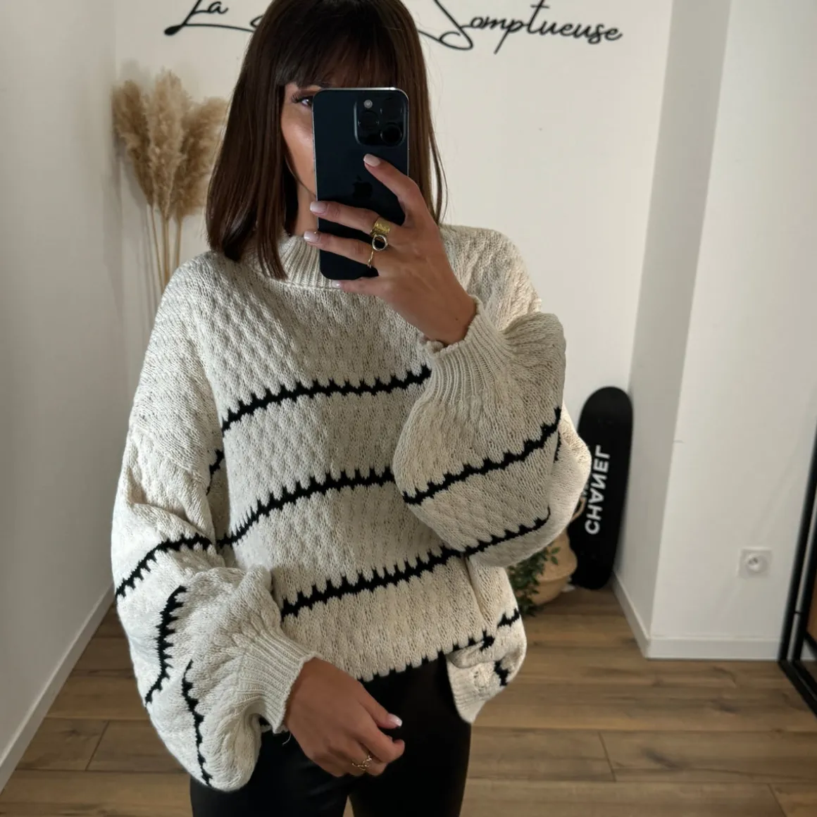 PULL BEIGE LIGNES COEURS NOIRS