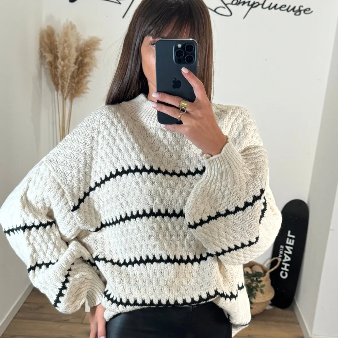pull_beige_lignes_coeurs__2.webp PULL BEIGE LIGNES COEURS NOIRS