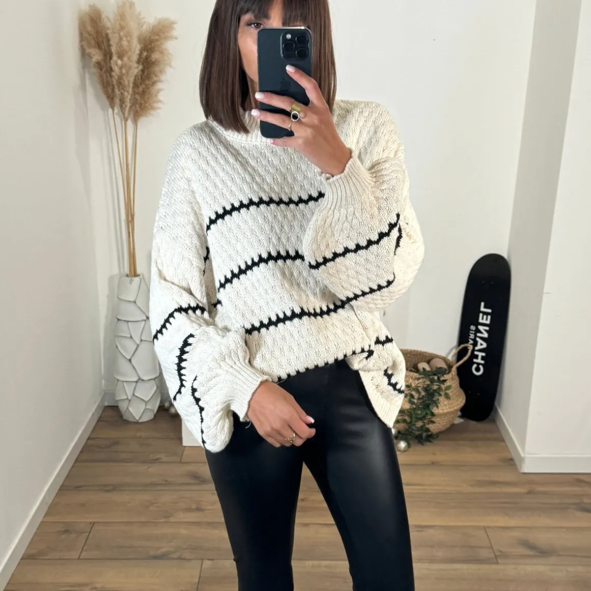 pull_beige_lignes_coeurs__3.webp PULL BEIGE LIGNES COEURS NOIRS