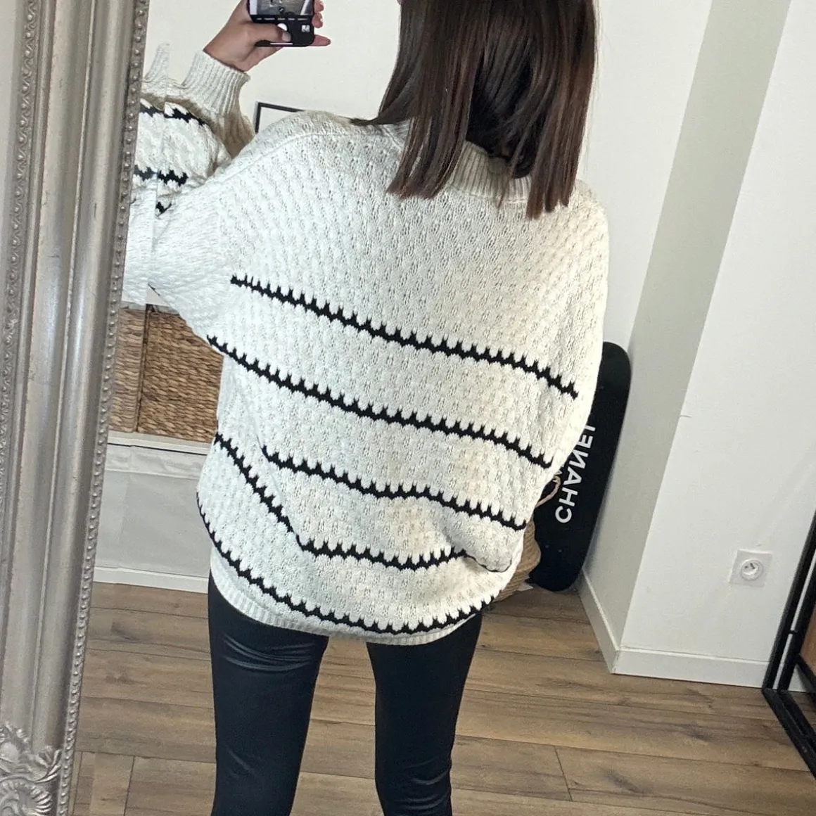 pull_beige_lignes_coeurs__4.webp PULL BEIGE LIGNES COEURS NOIRS