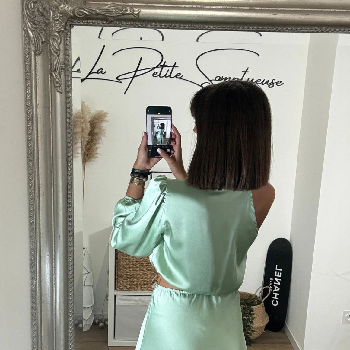 robe_asymetrique_satin__v_2.webp ROBE ASYMETRIQUE SATIN VERT SAUGE LOLA