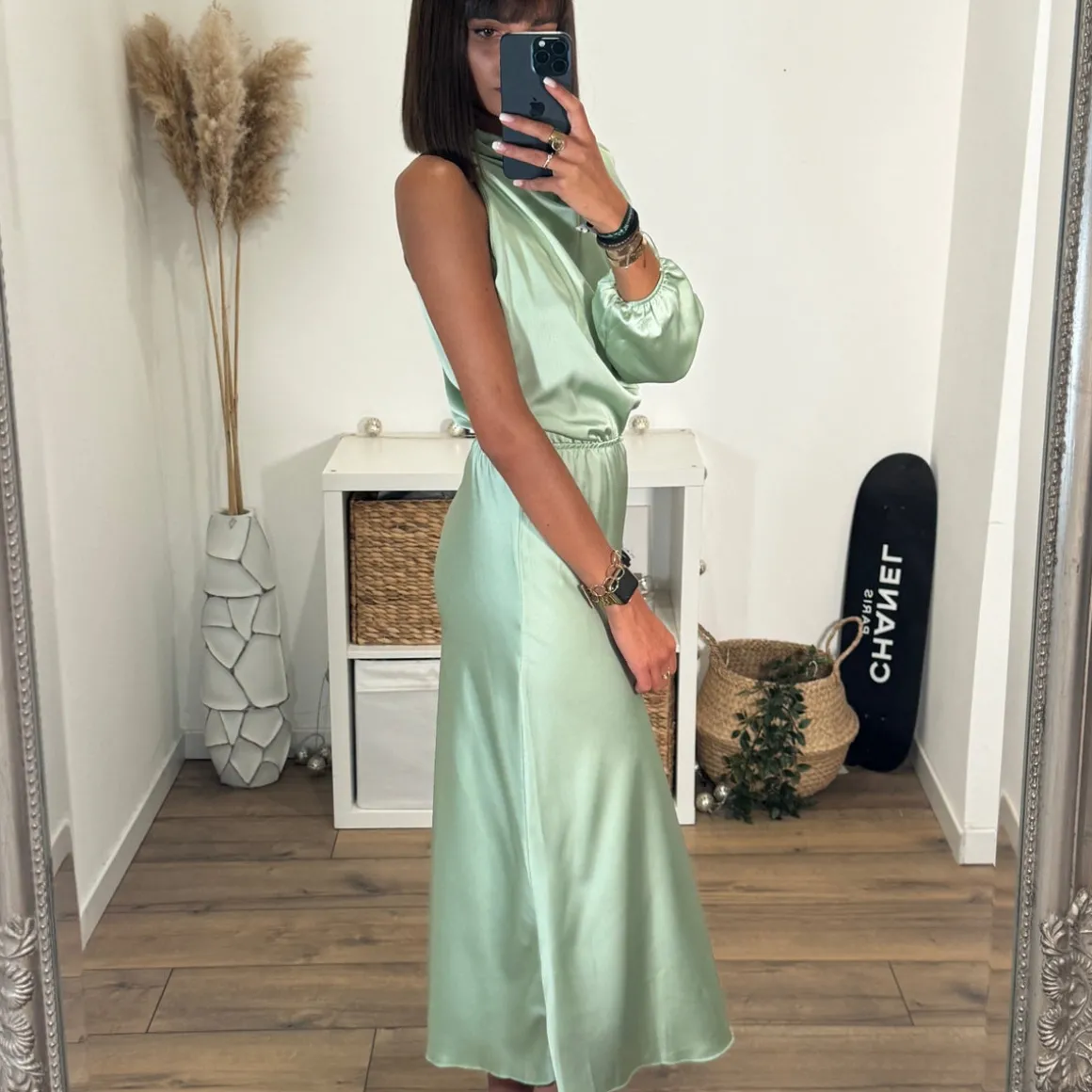 robe_asymetrique_satin__v_3.webp ROBE ASYMETRIQUE SATIN VERT SAUGE LOLA