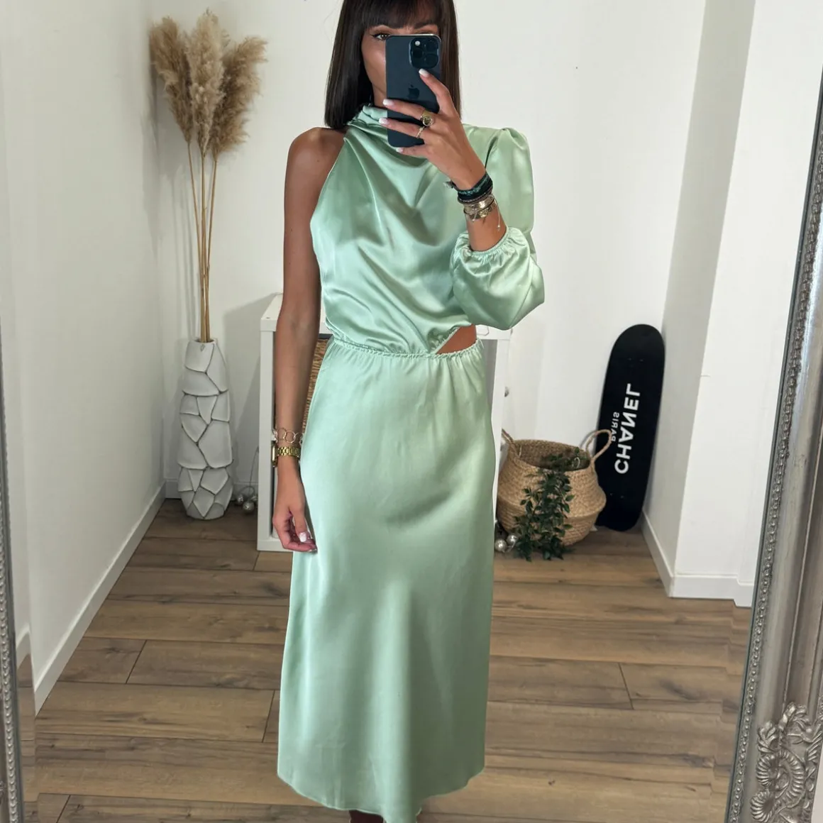 robe_asymetrique_satin__v_4.webp ROBE ASYMETRIQUE SATIN VERT SAUGE LOLA