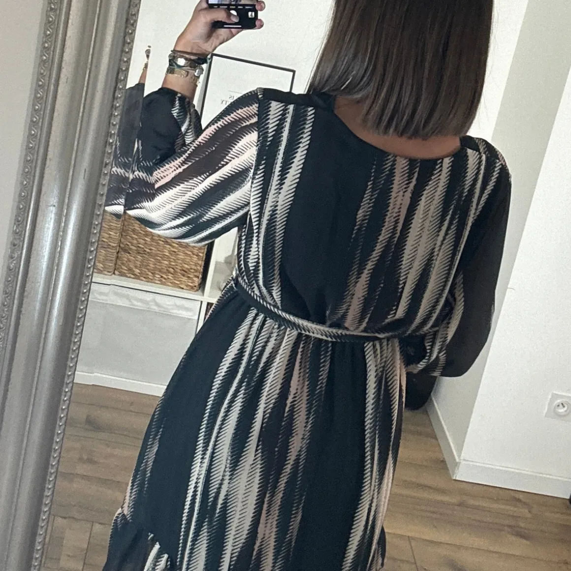 robe_noire_et_beige_lisa_2.webp ROBE NOIRE ET BEIGE LISA