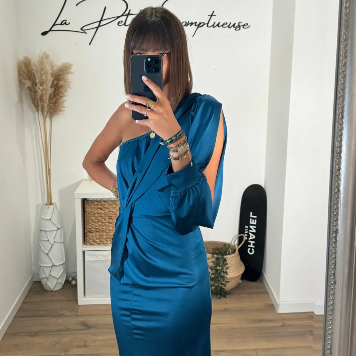 robe_satin_asymetrique_bl_3.webp ROBE SATIN ASYMETRIQUE BLEU ALIX