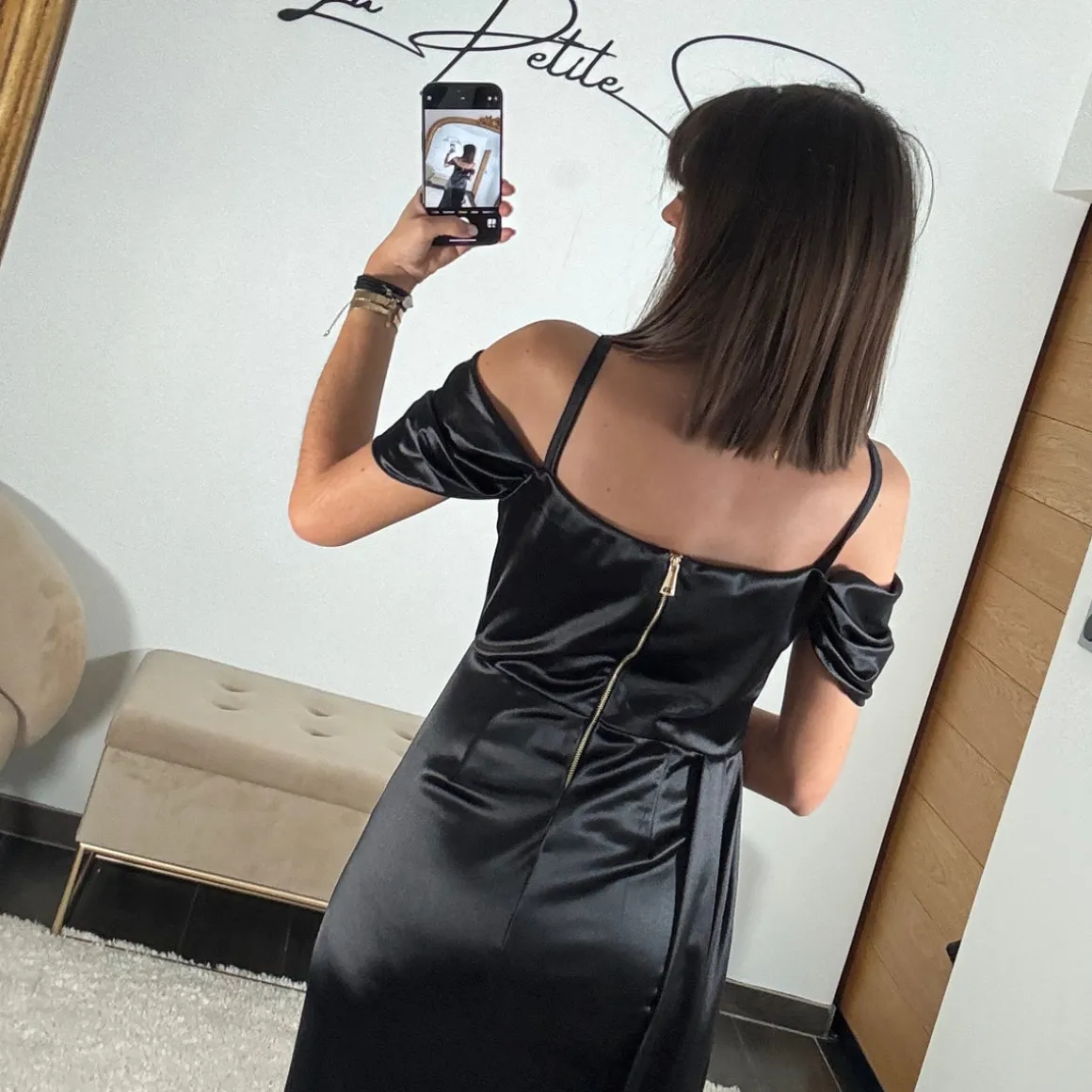 robe_satine_noire_maria_2.webp ROBE SATINÉE NOIRE MARIA